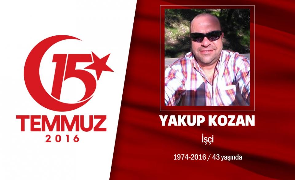 <p>42 yaşındaki Yakup Kozan Çorum'un Bayat ilçesi Demirciler Köyü'ndendi. Ankara Sosyal Güvenlik İl</p>

<p>Müdürlüğü'nde taşeron işçi statüsünde çalışıyordu. Sosyal medya hesabından gururla mezuniyet</p>

<p>günü fotoğrafını paylaştığı bir kız çocuk babasıydı. 15 Temmuz gecesi, darbe girişimini duyar duymaz</p>

<p>bir grup arkadaşıyla birlikte o saatlerde darbeci işgali altındaki Genelkurmay Başkanlığı’na gitti ve</p>

<p>darbecilere karşı durdu. Darbeci hainlerin açtığı ateşle olay yerinde şehit oldu. Şehit Yakup Kozan,</p>

<p>Ankara'da Karşıyaka Mezarlığı'nda son yolculuğuna uğurlandı.</p>
