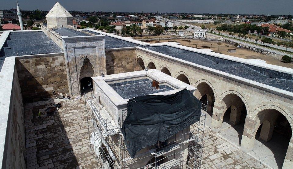 <p>Bakanlık yetkilileri, haberlere konu olan iş makinelerinin çevre düzenlemesi imalatlarında kullanıldığını, bu imalatların ve iş makinelerinin yapı ile herhangi bir bağlantısı bulunmadığını kaydetti. Yapının en büyük problemi su alması olduğundan ahşap çatı üzerine kurşun kaplama ile sorunun çözüme kavuşturulduğunu aktaran yetkililer, "Bu imalatların tamamı yapıyı yaşanır bir hale getirmek için hazırlanan yeniden kullanım projesinde mevcuttur. Proje ve proje raporu 3 Mart 2017 tarihli ve 4304 sayılı Konya Kültür Varlıklarını Koruma Kurulu kararı ile onaylanmıştır." bilgisini verdi. </p>

<p> </p>
