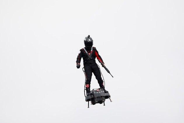 <p>Zapata'nın 'Flyboard Air' adını verdiği araç, 'Geleceğe Dönüş' filmindeki kaykaya benziyor.</p>

<p> </p>
