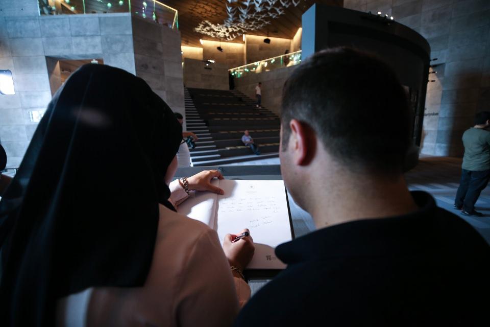 <p>Müzeyi gezenler hatıra defterine duygularını yazabiliyor.</p>
<p> </p>