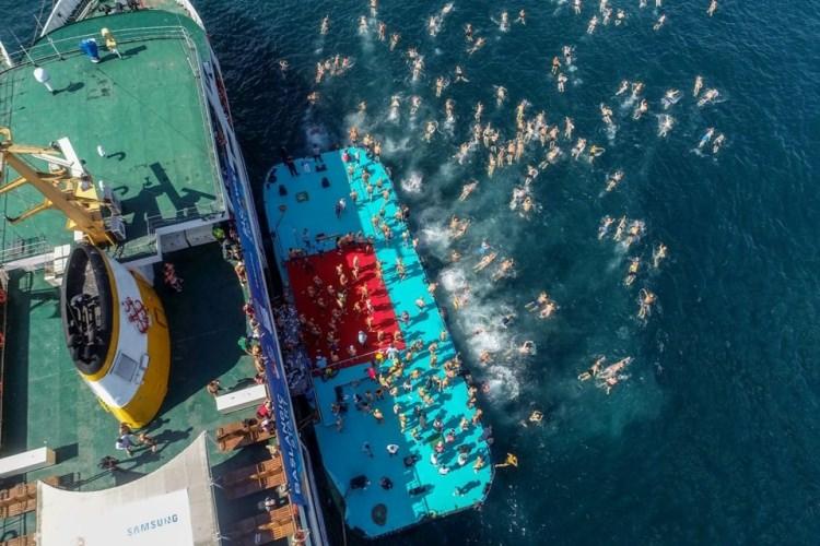 <p>Katılımcılar, Gençlik ve Spor Bakanı Mehmet Muharrem Kasapoğlu'nun startı vermesiyle Anadolu yakasındaki Kanlıca İskelesi'nden gruplar halinde İstanbul Boğazı'na atladı. Yüzücülere, parkur boyunca herhangi bir sıkıntı yaşanması durumunda müdahale edebilmek için deniz araçları eşlik etti.</p>

<p> </p>
