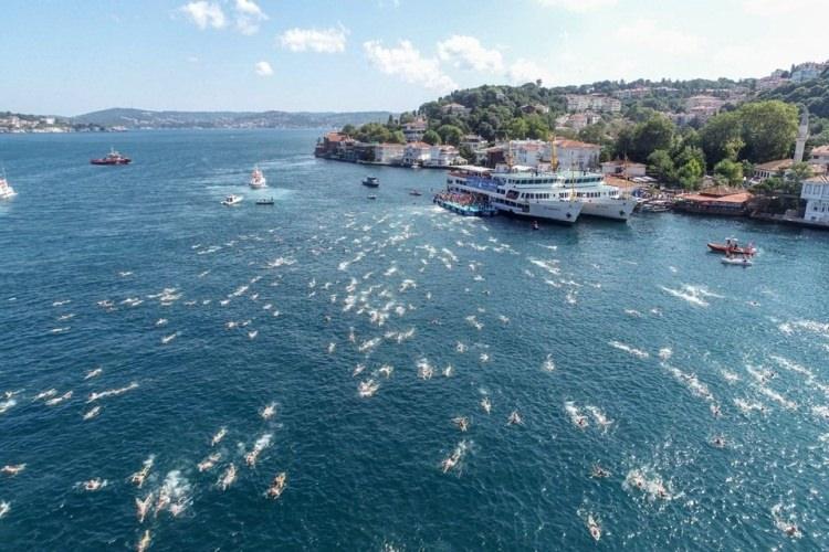 <p>İstanbul Boğazı'nda düzenlenen organizasyonu erkeklerde Melikşah Düğen, 48 dakika 28 saniyelik derecesiyle ilk sırada tamamladı. Efe Erduran, 48 dakika 32 saniyelik süresiyle ikinci, Ukrayna'dan Artur Artamonov ise 48 dakika 53 saniye ile üçüncü oldu.</p>