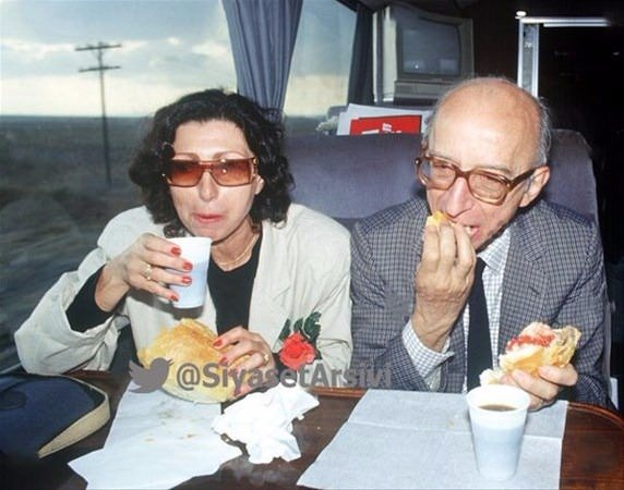 <p>SHP Lideri Erdal İnönü ve eşi Sevinç İnönü Çorlu Mitingi'ne giderken seçim otobüsünde kumanya yedi - 1987</p>
<p> </p>