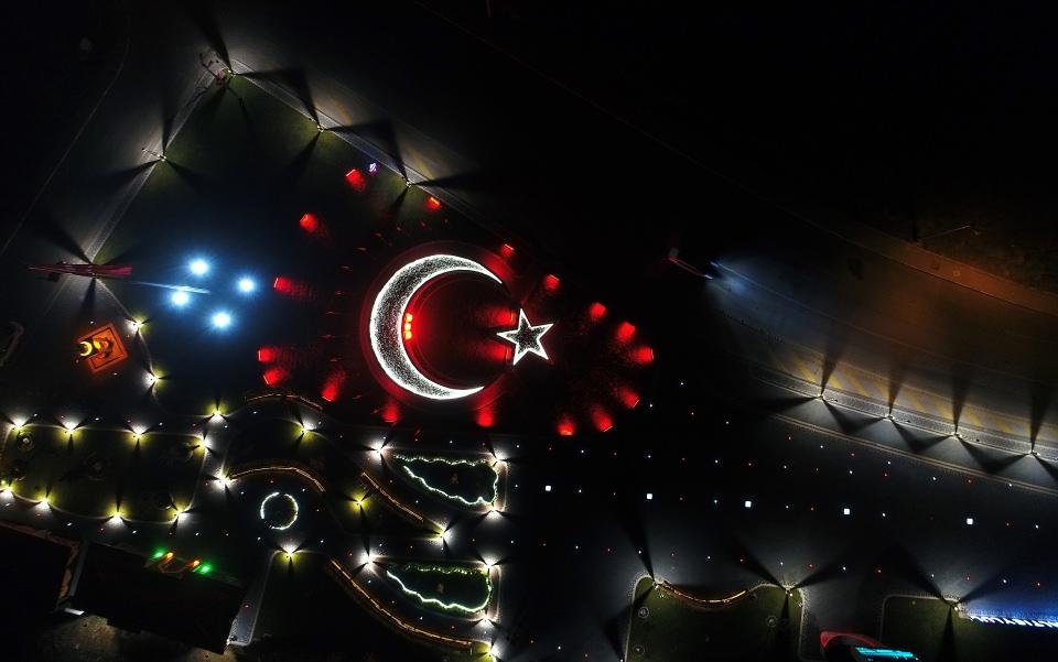 <p><strong> "Selayı dinledikçe huzur buluyoruz"</strong></p>
<p>Anıtı gezen vatandaşlardan Gülfer Sincan da 15 Temmuz 2016 gecesi çok üzücü olaylar yaşandığını hatırlattı.</p>