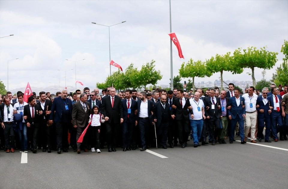 <p>Türkiye Cumhurbaşkanı Recep Tayyip Erdoğan, 15 Temmuz Demokrasi ve Milli Birlik Günü dolayısıyla Cumhurbaşkanlığı Külliyesi'nin ana giriş kapısının karşısında bulunan "15 Temmuz Şehitler Anıtı”nı ziyaret etti.</p>

<p> </p>

