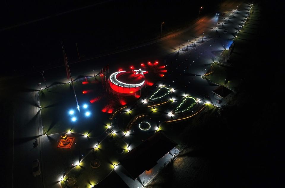 <p>O gece milletin büyük bir destan yazdığını vurgulayan Avcı, "Milletimize oyun ve kumpas kurmaya çalışanlara karşı hep beraber uyanık olmamız gerektiğini, anıtımız sayesinde vatandaşlarımıza anlatıyoruz. Gelecek nesillerimizin de bu konuda uyanık olması, yaşananları unutmaması için elimizden geleni yapıyoruz." dedi.</p>
<p> </p>