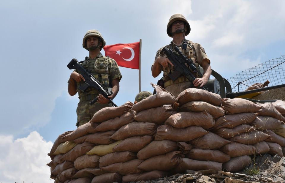 <p>Bulundukları bölgenin arka tarafının Irak toprakları olduğunu dile getiren Sarıaslan, "Benim görev yaptığım yer, üs bölgesinin aşağı tarafına düşüyor. Dürbünle sürekli burayı gözetliyorum. Oğlum da buradan aşağıya bakıyor, birbirimize el sallıyoruz. Bazen bu şekilde de hasret gidermeye çalışıyoruz." ifadelerini kullandı.</p>
<p> </p>