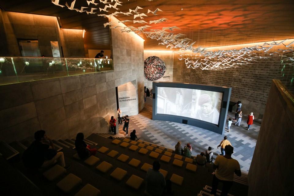 <p>Bin 500 metrekare alanda iki kat inşa edilen müzenin zemin girişindeki duvarda "Unutma" yazısı ile 15 Temmuz şehitlerinin isimleri ve onları temsilen tavandan sarkan beyaz güvercinler bulunuyor. Girişteki dev ekranda 15 Temmuz videoları ve belgeselleri gösterime sunuluyor. İkinci katta ise vatandaşları, "Göreceklerin senin hikayendir." yazısı karşılıyor.</p>

<p> </p>
