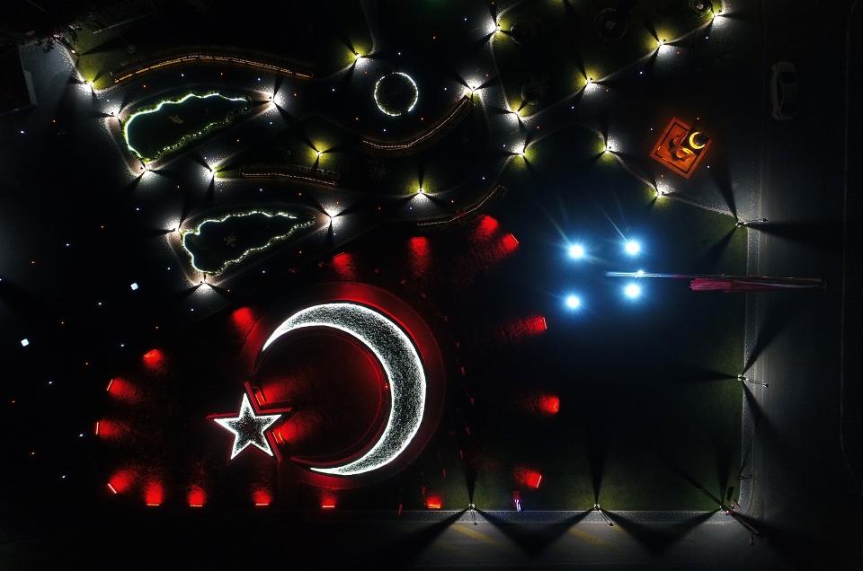 <p>Gaziosmanpaşa Mahallesi'ndeki bin 500 metrekarelik alanda, 18 metre çapında, 3 metre yüksekliğindeki hilal ve yıldızın zemine oturtularak yapıldığı anıta, 15 Temmuz'da şehit olan Ömer Halisdemir ile Balıkesirli özel harekat polisleri Turgut Solak ve Mustafa Serin'in fotoğraflarının yanı sıra tüm şehitlerin isimleri yazıldı.</p>
<p> </p>