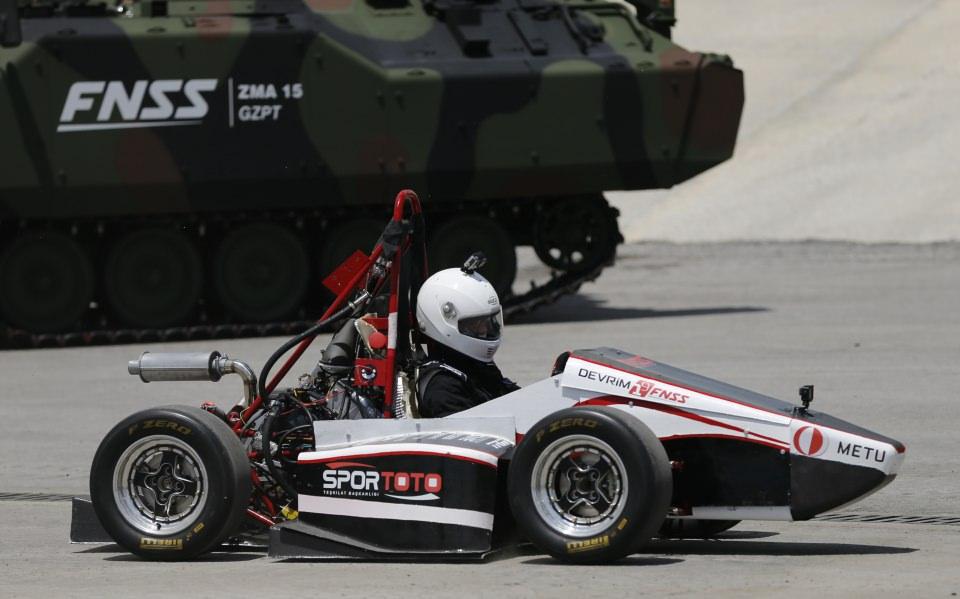 <p>En iyilere ismini yazdırdı</p>
<p>METU Formula Racing Takımı, Temmuz 2017'de İngiltere Silverstone pistinde, tasarladıkları içten yanmalı Devrim17F aracı ile katıldıkları Formula Student yarışında "En İyi Yeni Katılan Takım" olmayı başardı.</p>