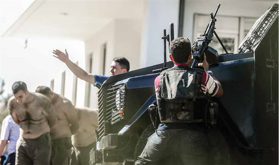 <p>Fetullahçı Terör Örgütünün (FETÖ) darbe girişimi sırasında Özel Harekat polislerinin operasyon düzenlediği Jandarma Genel Komutanlığı binasında gözaltına alınan yaklaşık 200 asker yarı çıplak vaziyette binadan çıkarıldı.</p>