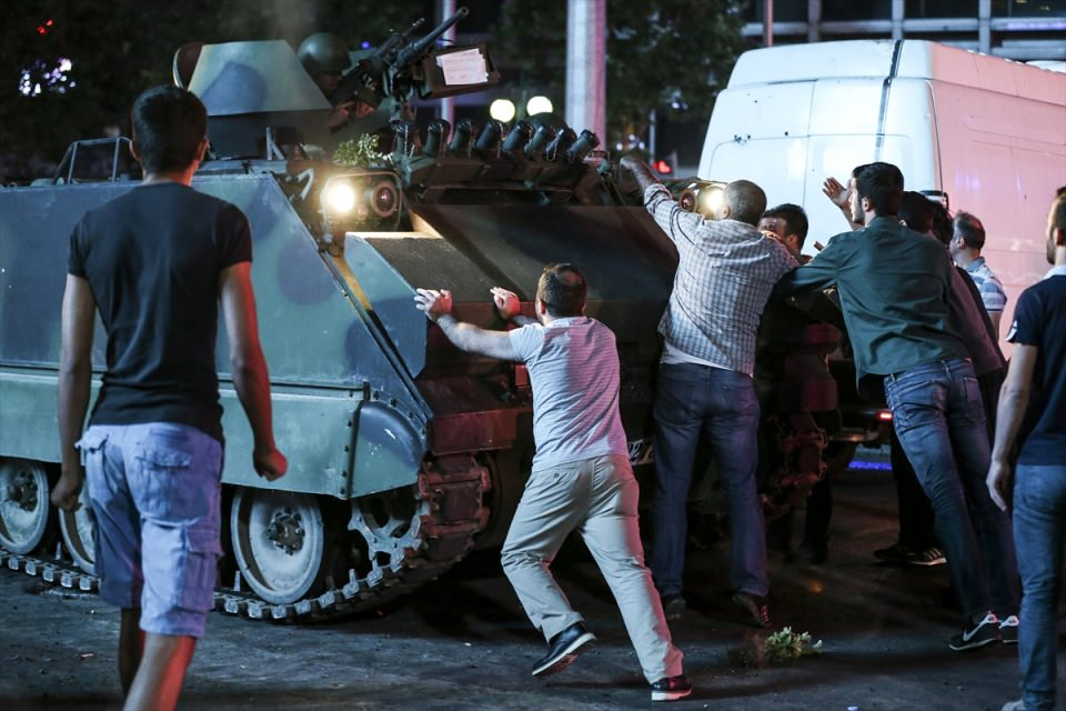 <p>Ankara'da vatandaşlar, Fethullahçı Terör Örgütü'nün (FETÖ) darbe girişimine tepki gösterdi. Vatandaşlar, Kızılay'dan geçiş yapan tankların ilerleyişini durdurmaya çalıştı.</p>