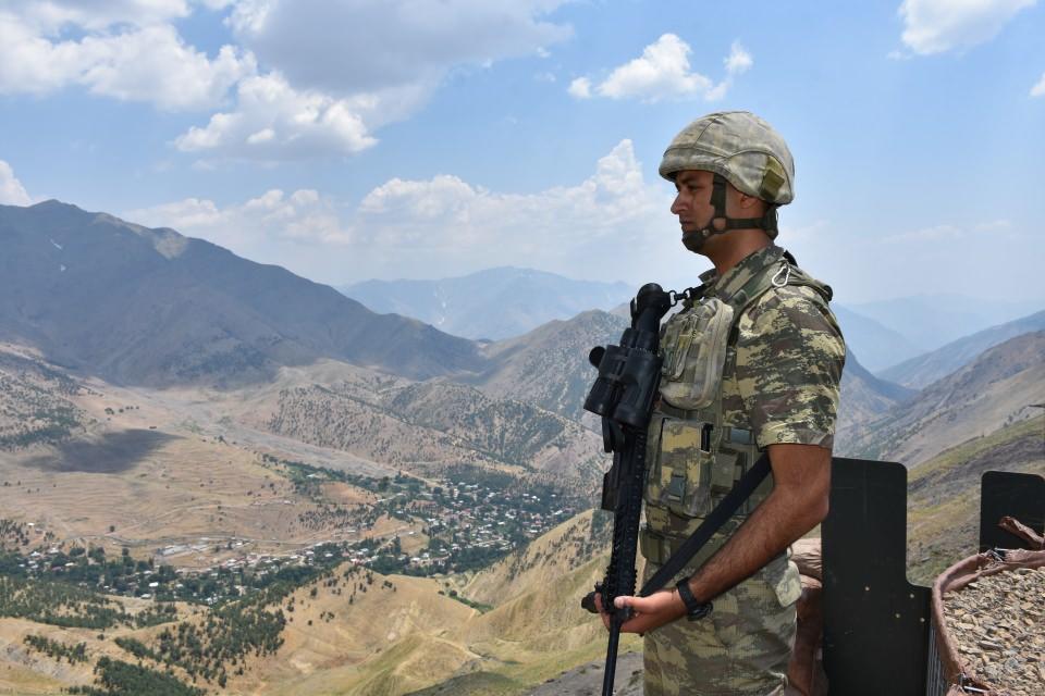 <p>Terörün yanı sıra kaçakçılık olaylarının önlenmesi için fedakarca görev yapan baba ile oğlu, gün içinde de dürbünle birbirlerini kontrol ediyor.</p>
<p> </p>
