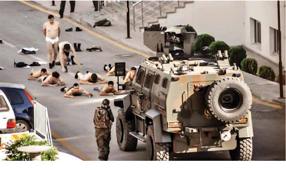 <p>Fetullahçı Terör Örgütünün (FETÖ) darbe girişimi sırasında Özel Harekat polislerinin operasyon düzenlediği Jandarma Genel Komutanlığı binasında gözaltına alınan yaklaşık 200 asker yarı çıplak vaziyette binadan çıkarıldı.</p>