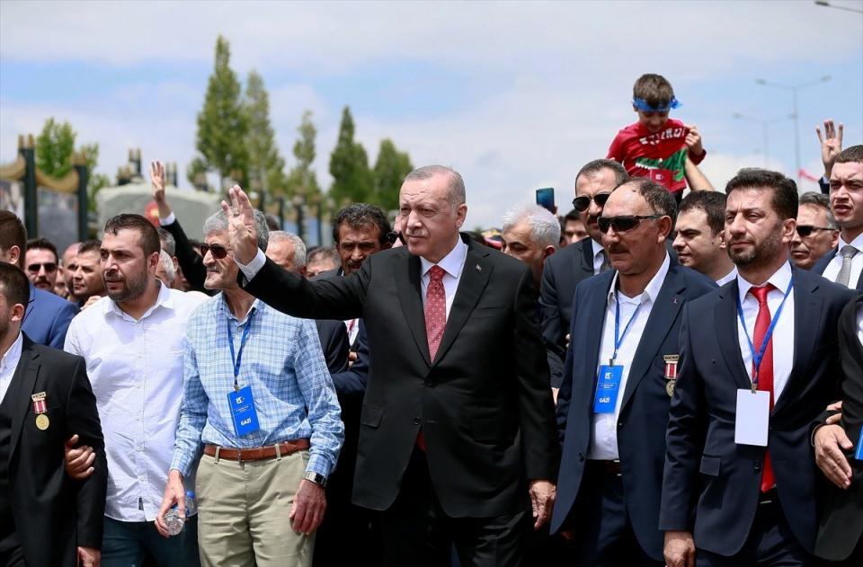 <p>Erdoğan buradaki törenin ardından Hatm-i Şerif Merasimi'ne katılmak için  Beştepe Millet Camii'ne yürüdü. Erdoğan'a Millet Camii'ne yürüyüşünde gaziler ve şehit yakınları eşlik etti.</p>

<p> </p>

