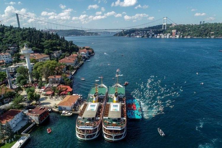 <p>Türkiye ve İstanbul'un tanıtımına 30 yıldır önemli katkı sunan ve "Dünyanın En İyi Açık Su Yüzme Organizasyonu" kabul edilen yarışta, 59 ülkeden yerli ve yabancı toplam 2 bin 400 yüzücü mücadele etti.</p>
