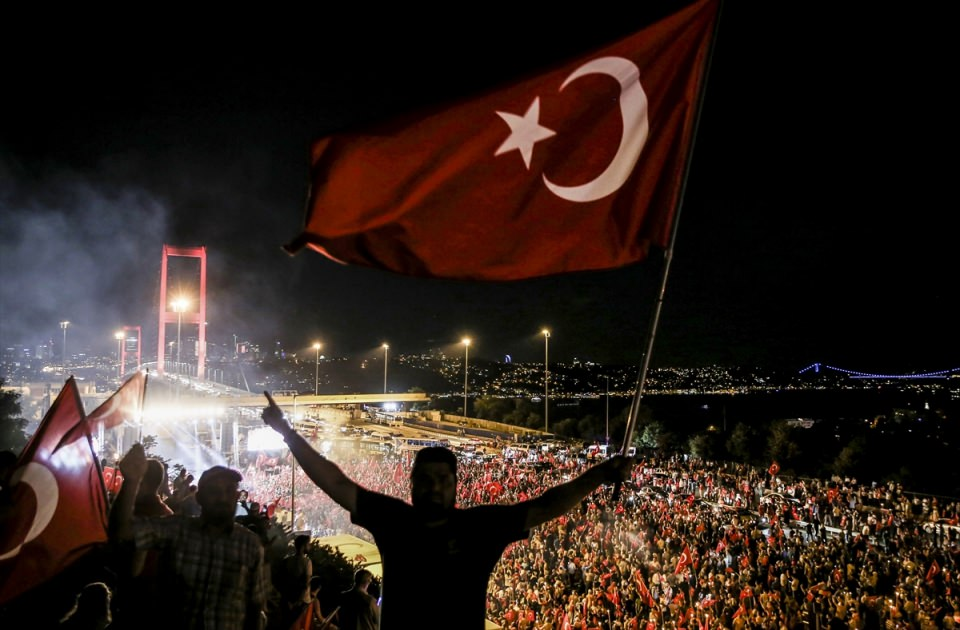 <p>Fetullahçı Terör Örgütü'nün (FETÖ) darbe girişimine karşı Kısıklı'daki Millet Parkı'nda toplanan vatandaşlar ve STK'lar, ellerindeki meşalelerle 15 Temmuz Şehitler Köprüsü'ne geldi.</p>