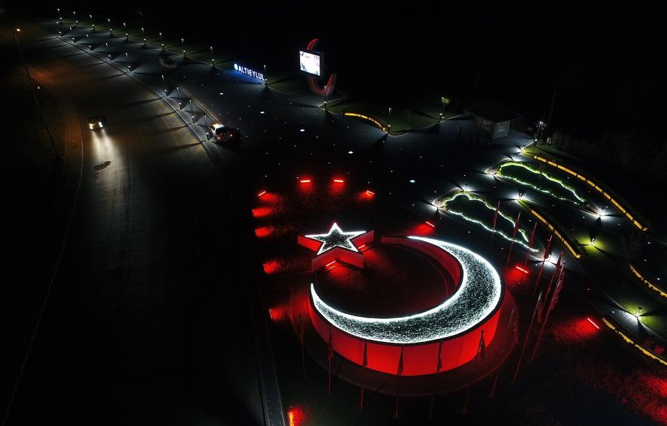 <p>Kırmızı ve beyaz renklerle yapılan ışıklandırmasıyla, ay yıldızlı al bayrağın renginin gece karanlığıyla bütünleştiği anıtta aralıksız olarak banttan sela okunuyor.</p>
<p> </p>