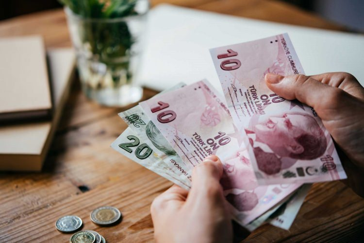 <p>Faktoring hizmetleri</p>
<p>Kişi başı yıllık kazanç: 1.605.059 TL</p>
<p>Gelir İdaresi Başkanlığı sektörler bazında ayrıntılı bir çalışma yaparak Türkiye'de en çok kazanan meslekleri belirledi. Türkiye'de en çok kazananlar faktoring işi yapanlar olurken, listede bomba imalatından kürk ticaretine, hesap makinası imalatından şecere bulmaya kadar çok ilginç meslekler yer aldı.</p>