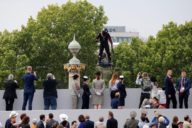 <p>Macron, Twitter'da 'uçan asker' videosunu "Yenilikçi ve modern ordumuzla gurur duyuyorum" notuyla paylaştı.</p>

<p> </p>
