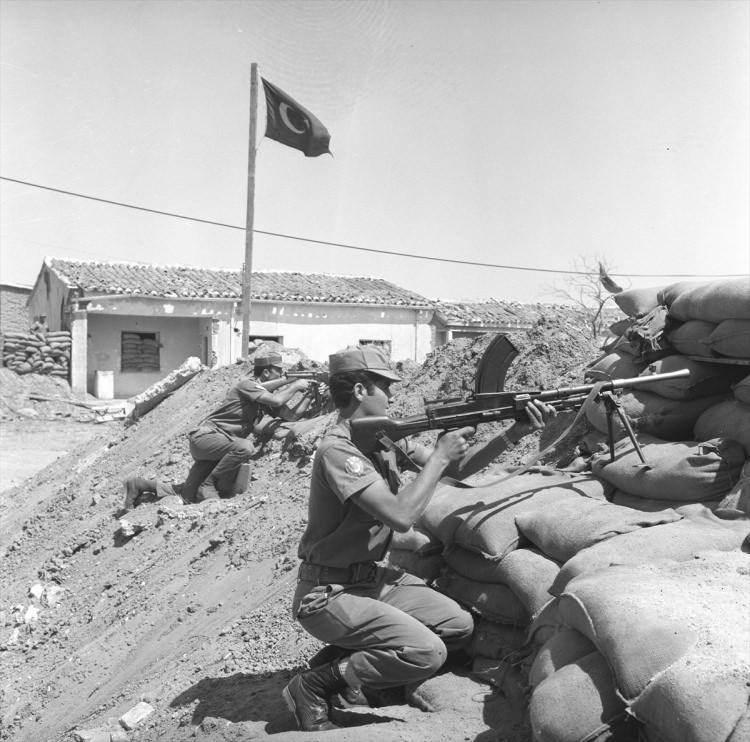 <p>16 Ağustos 1974'de Küçükkaymaklı'da Türk askeri mevzileri</p>
