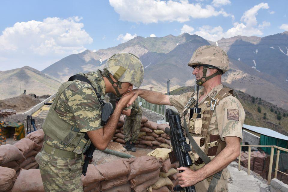 <p><strong> "Oğlumla görev yapmaktan gurur duyuyorum"</strong></p>
<p>Duygularını AA muhabirine anlatan baba Sarıaslan, oğluna yakın olmak için Çukurca'ya tayin talebinde bulunduğunu söyledi.</p>