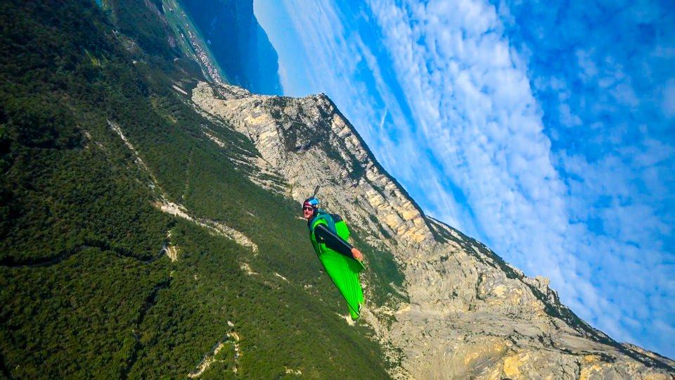<p>Dünyanın tanınmış wingsuit exit (yarasa kanat) sporcusu 31 yaşındaki Avustralyalı Chris Byrnes'in, ölümü göze alarak yer çekimine meydan okuduğu uçuşlar nefes kesiyor.</p>
