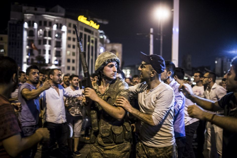 <p>İstanbul Taksim Meydanı'nda toplanan vatandaşlar, Fethullahçı Terör Örgütü'nün (FETÖ) darbe girişimine tepki gösterdi.</p>