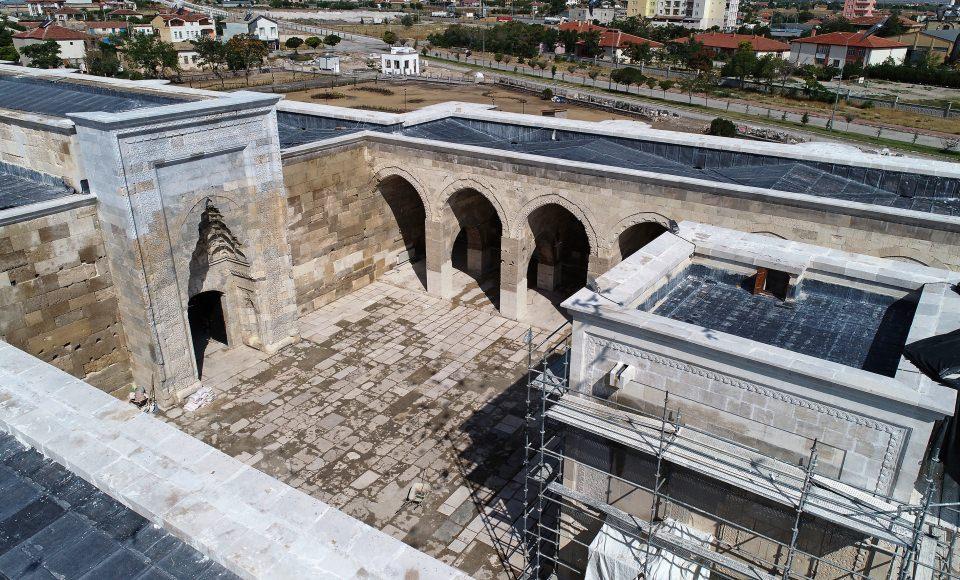<p>Aksaray'da bulunan tarihi Sultanhanı Kervansarayı'ndaki restorasyonun Kültür Varlıklarını Koruma Kurulu tarafından onaylanan projeye uygun yapıldığı ifade edildi. </p>

<p> </p>
