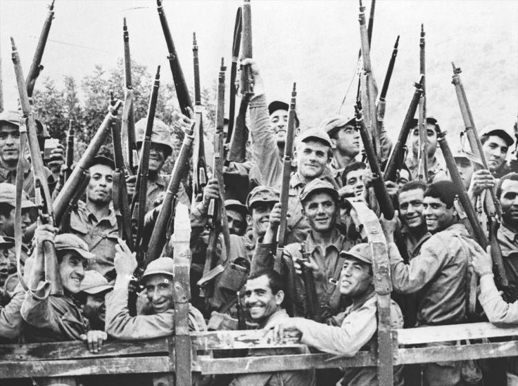 <p>22 Ağustos 1974'de Magosa'ya zaferle giren Türk Askerleri. </p>