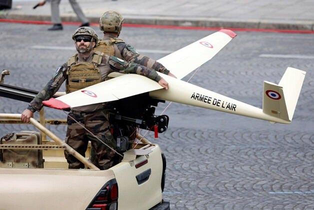 <p>Fransız ordusu ise, insansız hava araçlarına karşı kullanılan silahı törende sergiledi.</p>

<p> </p>
