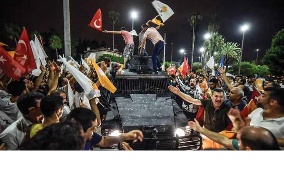 <p>Mersin’de, vatandaşlar ellerinde bayraklarla zırhlı araçların üzerine çıkarak askeri kalkışmayı protesto ettiler.</p>
