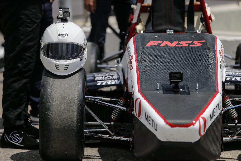 <p>Orta Doğu Teknik Üniversitesi (ODTÜ/METU) Makine ve İnovasyon Topluluğu öğrencilerinden oluşan METU Formula Racing takımı, yarış aracı Devrim19 FNSS ile Almanya ve Çekya'daki uluslararası yarışmalarda Türkiye'yi temsil edecek.</p>