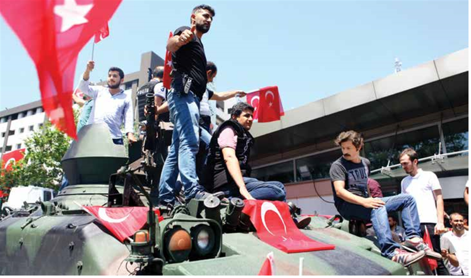 <p>Terör Örgütü (FETÖ) mensuplarının darbe girişimi sırasında İstanbul Vatan Caddesi’ne getirilen tanklar polis ekipleri tarafından İstanbul Emniyet Müdürlüğü bahçesine sokularak kontrol altına alındı.</p>