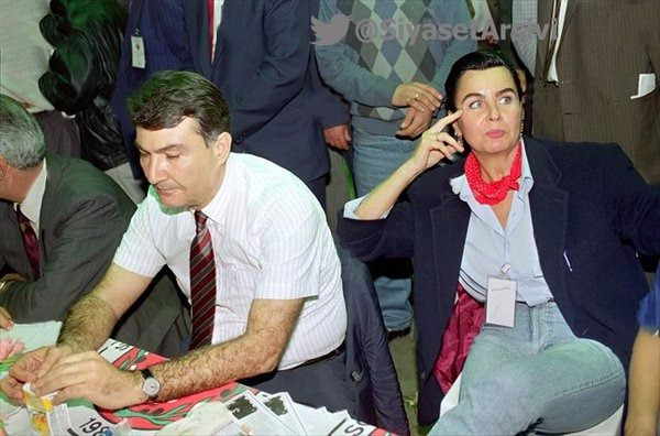 <p>SHP Kurultayı'nda, Genel Başkan Yrd. Baykal ve kendisini destekleyen Fatma Girik, Tasnif sonucunu bekliyor - 1990</p>
<p> </p>