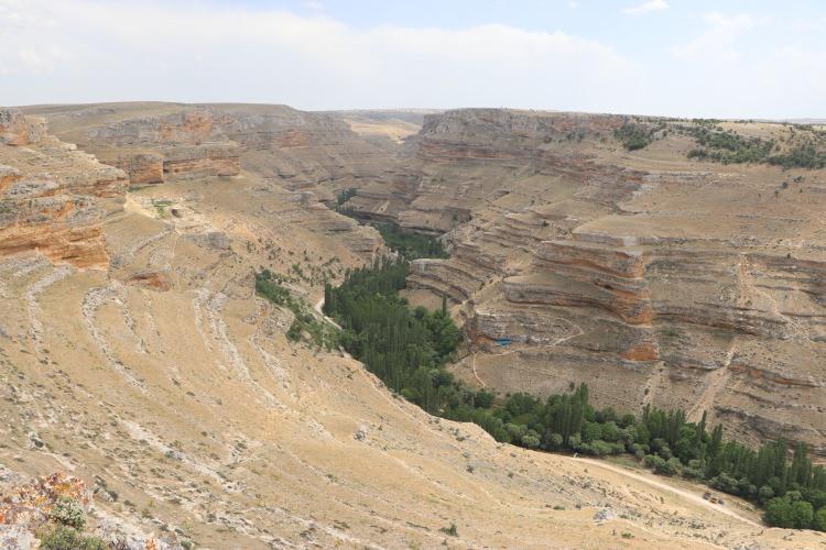 <p>Kanyonun başlangıç noktasında Ernek mevkisinde bulunan bir kaynaktan doğan dere, Karaman Ovası'na can veren Gödet Barajı'nın ana kaynağını oluşturuyor. Bu noktadan itibaren köye kadar devam eden kanyonda sadece gökyüzü görünüyor. </p>
<p> </p>