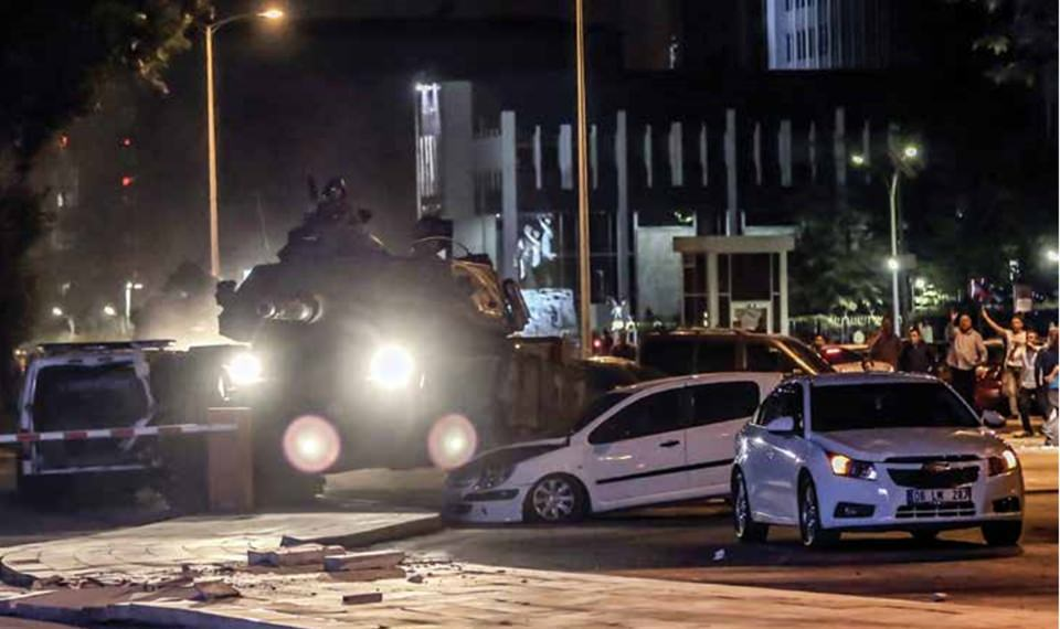 <p>Ankara’da askeri kalkışma sırasında kentin caddelerine giren tanklar özel araçları ezerek ilerlerlediler.</p>