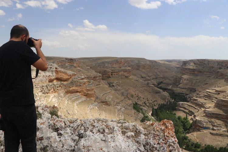 <p>Dere çevresi yemyeşil kavak, ceviz ve söğüt ağaçları ile kaplı. Kanyonun oldukça dik yamaçları milyonlarca yıldır esen rüzgarla, usta bir ressamın fırçalarından çıkmışcasına şekillendirilmiş.</p>
<p> </p>
