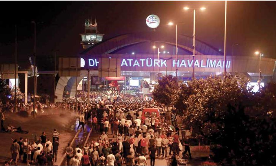 <p>Onbinlerce vatandaş FETÖ'nün darbe girişimine tepki göstermek için İstanbul Atatürk Havalimanı'na geldi.</p>