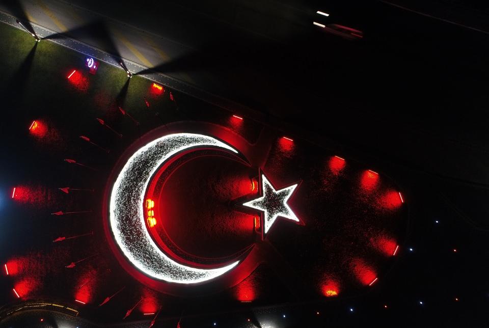 <p> Balıkesir'in merkez Altıeylül ilçesinde iki yıl önce belediye tarafından inşa edilen ve Fetullahçı Terör Örgütü'nün (FETÖ) 15 Temmuz hain darbe girişiminde şehit olan kahramanların isimlerinin yazılı olduğu ay yıldız şeklindeki anıt, ziyaretçilerine duygulu anlar yaşatıyor.</p>