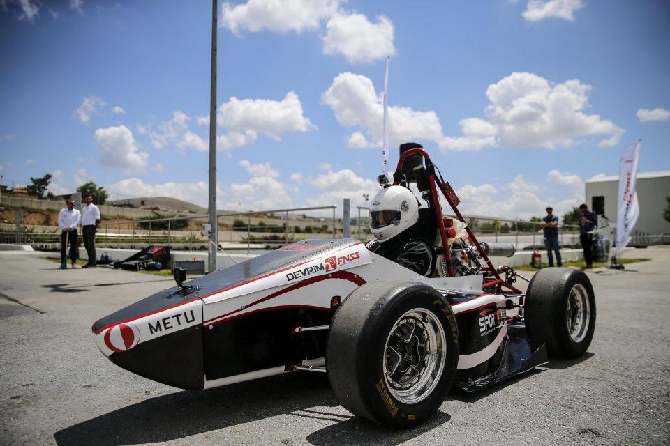 <p>Yarışmanın motor sporları gibi dursa da mühendislik odaklı bir yarışma olduğuna işaret eden Tuğutlu, hızlanma, viraj kabiliyeti, dayanıklılık gibi kriterlerde aracın kabiliyetlerinin ölçüldüğünü söyledi. Tuğutlu, "Bu kabiliyetleri sağlayabilecek, yarışma kurallarına uygun bir araç yaptık." dedi.</p>
<p> </p>