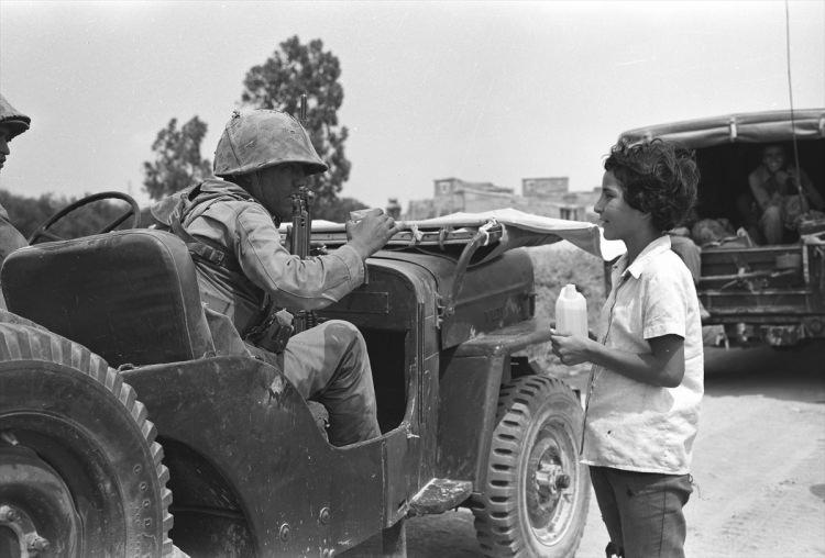 <p>20 Ağustos 1974'de Hamitköy Askeri Harekatında ilçeye gelen askerleri vatandaşlar karşıladı.</p>