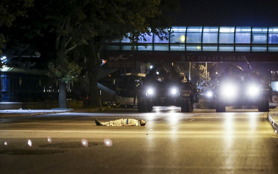 <p>Ankara'da Fethullahçı Terör Örgütü'nün (FETÖ) darbe girişimine tepki gösteren vatandaşlar, meydanlardan geçmekte olan tankların önüne yattı.</p>