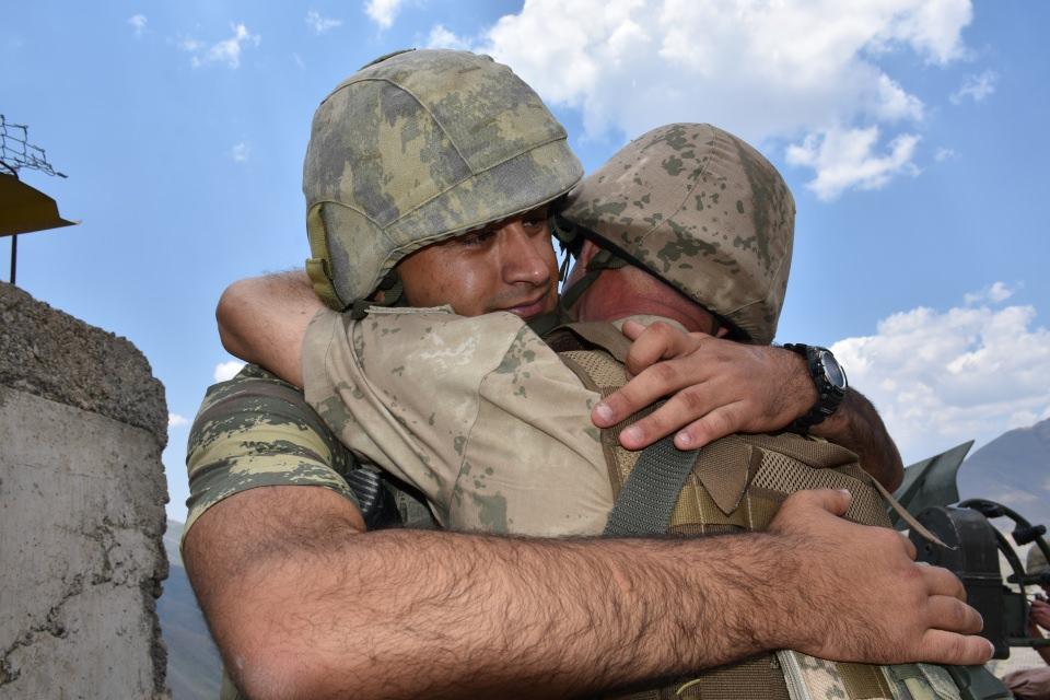 <p>Sarıaslan, "Gaziantep'ten 2017'de buraya geldim. O günden bu yana oğlumla bu zorlu coğrafyada görev yapıyoruz. Oğlumla aynı görevi yaptığım için gurur duyuyorum. Zaman zaman geliyorum buraya, oğlumla hasret gideriyorum. Sağ olsunlar, komutanlarımız da yardımcı oluyor. Gurur verici bir şey." diye konuştu.</p>
<p> </p>