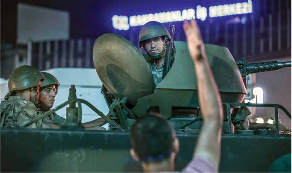 <p>Ankara Kızılay Meydanı’nda askeri kalkışmayı protesto etmek için toplanan ve üzerlerine ateş açılan vatandaşların tepkisi.</p>