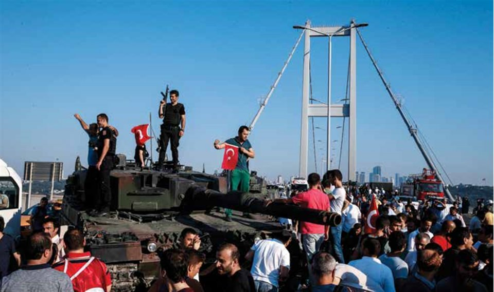 <p>Boğaziçi Köprüsü’ndeki askerlerin polise teslim olmasından sonra köprüdeki tankın üzerine çıkan vatandaşlar sevinç gösterilerinde bulundu.</p>