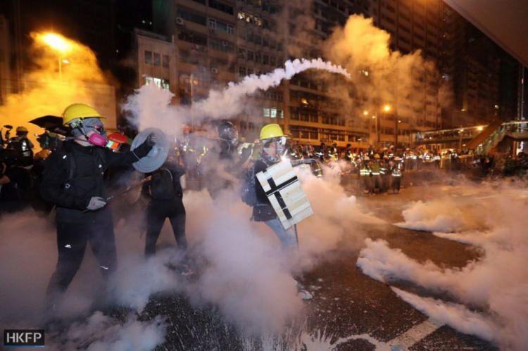<p>Çin'in Hong Kong Özel İdari Bölgesi'nde demokrasi yanlıları, Çin'e iade tasarısı ve polisin eylemcilere karşı tavrını protesto için yürüyüş düzenledi.</p>

