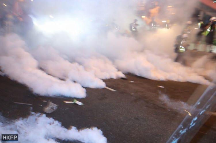 <p>Yürüyüş boyunca "Çin'e iadeye hayır", "Özgür Hong Kong", "Polise bağımsız soruşturma" ve "Şimdi demokrasi" sloganları atan protestocular, dövizlerle de Hong Kong'un özerkliğine müdahale etmekle suçladığı Pekin yönetimine tepki gösterdi.</p>
