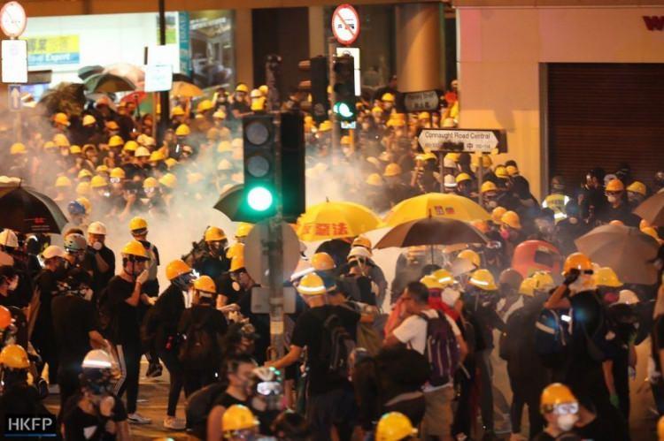<p>İzin verilmeyen yollardan hükümet binalarına yürümeye devam eden eylemciler bazı yolları kesti. Maske ve gaz maskelerini takmaya başlayan göstericilerden bazıları alana ABD bayraklarıyla girdi.</p>
