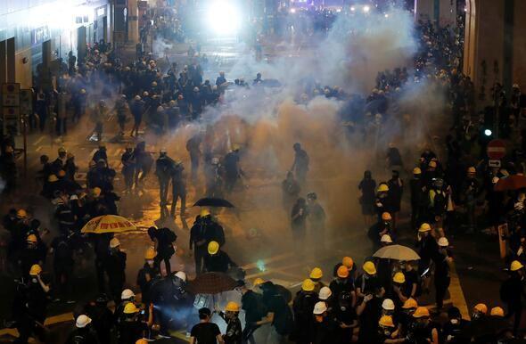 <p>Polisten protestoculara müdahale<br />
Polis, gösterilerin başlamasından 7 saat sonra protestoculara göz yaşartıcı gaz ve plastik mermilerle müdahale etti.<br />
<br />
Sivil İnsan Hakları Cephesi, gösteriye 430 bin kişinin katıldığını savundu ancak polis yetkilileri sayının 138 bin olduğunu açıkladı.</p>
